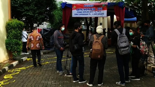 Keluarga Kopilot Sriwijaya Air SJ182 Serahkan Sampel DNA