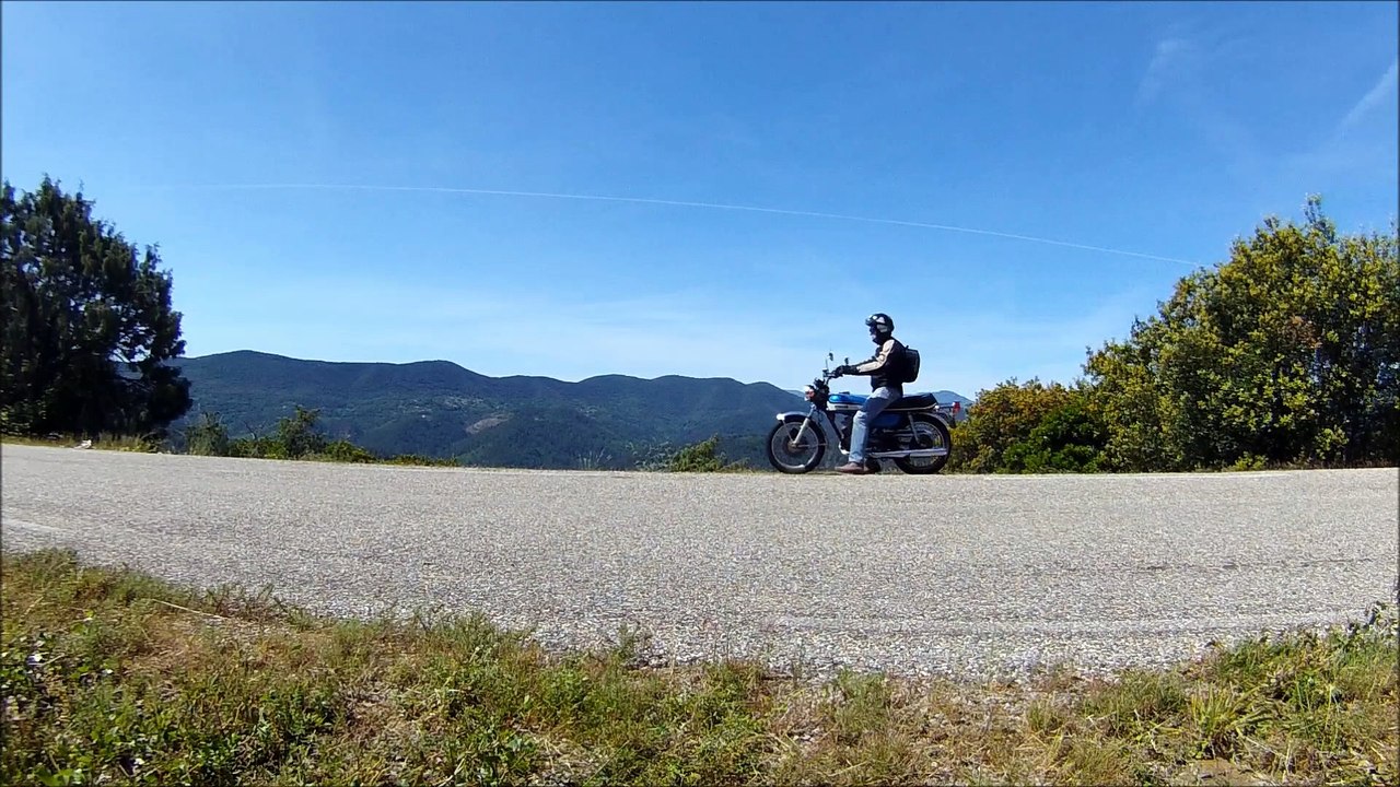 YAMAHA RD 250 la corniche des cévennes en arrière plan