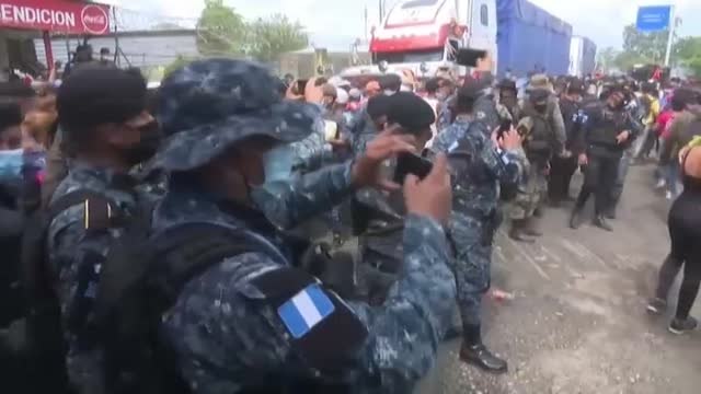 Inmigrantes cubanos, haitianos y hondureños se hacinan en la frontera mexicana