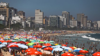 Brazilians, Argentines flock to beaches despite COVID curbs