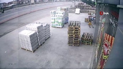 Kağıt toplayan genç yolun karşısına geçmeye çalıştı, motosiklet böyle çarptı