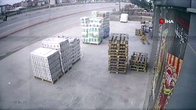 Kağıt toplayan genç yolun karşısına geçmeye çalıştı, motosiklet böyle çarptı