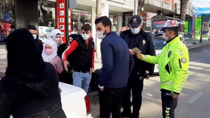 Bu görüntü polisi bile şaşırttı...Ehliyetsiz sürücü kısıtlamayı ihlal etti, otomobiline 9 kişi sığdırdı, 'Hasta ziyaretine gidiyorduk' dedi