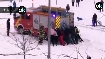 Un grupo de ciudadanos se une para rescatar un camión de bomberos atrapado en la nieve
