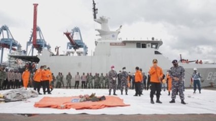 Localizan el avión con 62 personas que se precipitó al mar en Indonesia