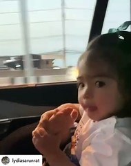 ชาวเน็ตแห่ทัก ลิเดีย หลังโพสต์คลิปลูกสาว น้องเดมี่ นั่งยกเท้าขึ้นมากิน