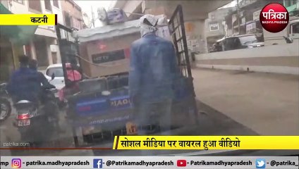 चलते लोडिंग वाहन से टीवी चोरी करते वीडियो वायरल