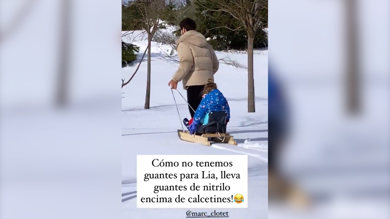 Natalia Sánchez y Marc Clotet enseñan a su hija a montar en trineo