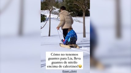 Natalia Sánchez y Marc Clotet enseñan a su hija a montar en trineo