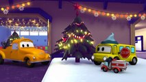 Tom la Dépanneuse ️ et la voiture bonbon  de Noël  à Car City | Voitures et camions dessins animés
