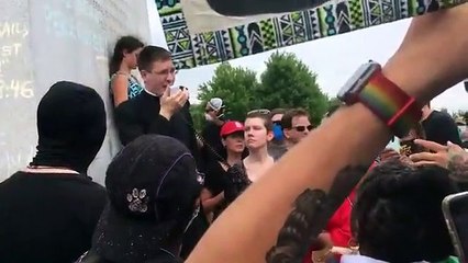 Papaz haçlı heykelini savunmak için atıldı ama başarılı olamadı