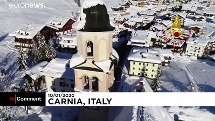 Les pompiers italiens au secours d'une église enneigée à Carnia