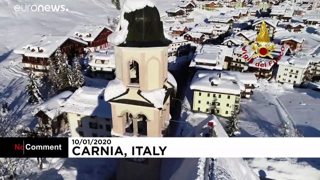 Les pompiers italiens au secours d'une église enneigée à Carnia