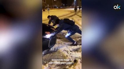 Los jugadores del Getafe empujando los coches que la Liga les mandó para recogerles