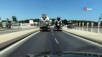 Saniye saniye görüntülendi! Yarışa tutuşan mikser sürücüleri trafikte terör estirdi