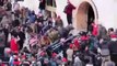 Cette vidéo montre des partisans de Donald Trump traînant un policier dans les escaliers et le battant sauvagement