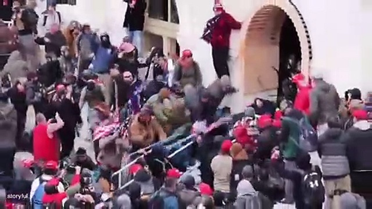 Cette vidéo montre des partisans de Donald Trump traînant un policier dans les escaliers et le battant sauvagement