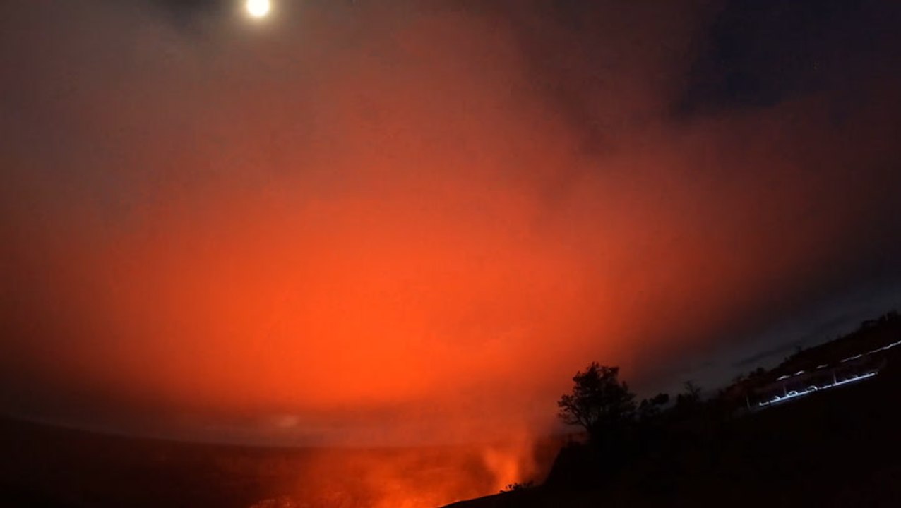 Sky glows red above Kilauea