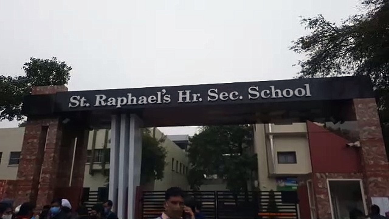 सेंट रैफल्स स्कूल पहुंचे पालक, फीस कम करने की मांग