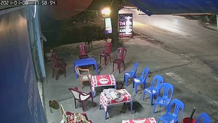 Bé trai rơi xuống mương may mắn được nam tài xế cứu