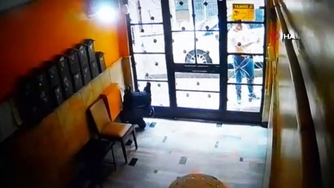 Kadına şiddet hız kesmiyor: Kız arkadaşını sokak ortasında bayıltana kadar dövdü