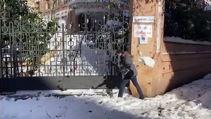 Casado retira nieve de las puertas de varios centros de salud de Madrid