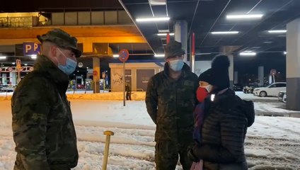 Robles acude a Chamartín para dar su apoyo a los militares