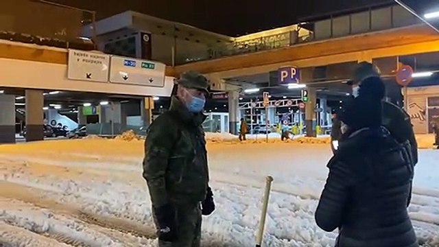 Robles acude a Chamartín para dar su apoyo a los militares