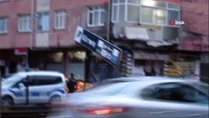 Sultangazi’de binanın balkonu çöktü