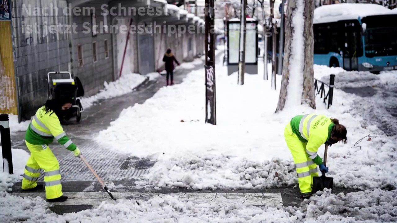 Madrid: einwohner packen an beim schneeschippen