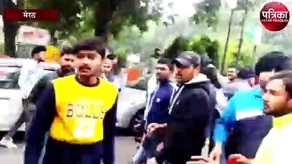 सपाइयों के दो गुटों में सड़क पर जमकर बवाल