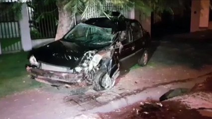 Jovem de 21 anos perde o controle da direção e bate carro contra árvore, no Santa Felicidade