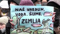Belgrado, a migliaia protestano contro l'inquinamento atmosferico
