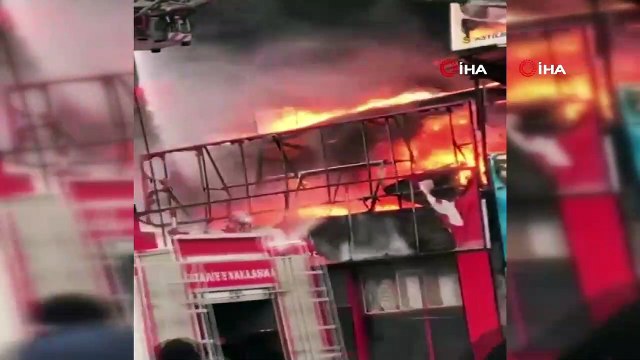 Bursa Merkez Osmangazi ilçesinde bir iş yerinde yangın çıktı. İş yerinin alev alev yandığı anlar kameraya yansıdı.