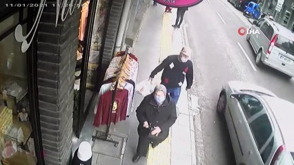 Yalova'da AK Parti İl Başkanlığı'na çirkin saldırı kamerada