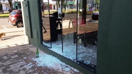 Em plena Avenida Brasil, no Centro, empresa de revenda de bebidas é arrombada pela segunda vez