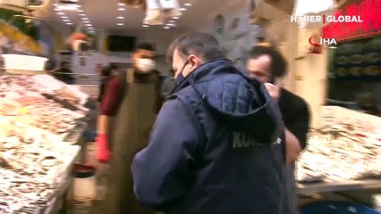 İstanbul'da balık tezgahlarında hamsi boylarına denetim