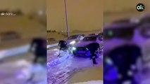 Así ayudaban los militares a los coches atrapados en la nieve