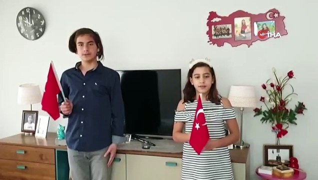 - Minikler evlerinden İstiklal Marşı'na eşlik etti