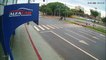 Vídeo mostra motociclista 'voando' após colisão com carro na Avenida Barão do Rio Branco