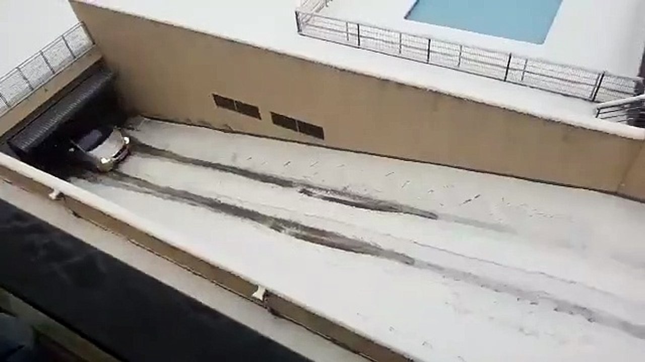 Voiture vs Rampe de garage enneigée (Espagne)