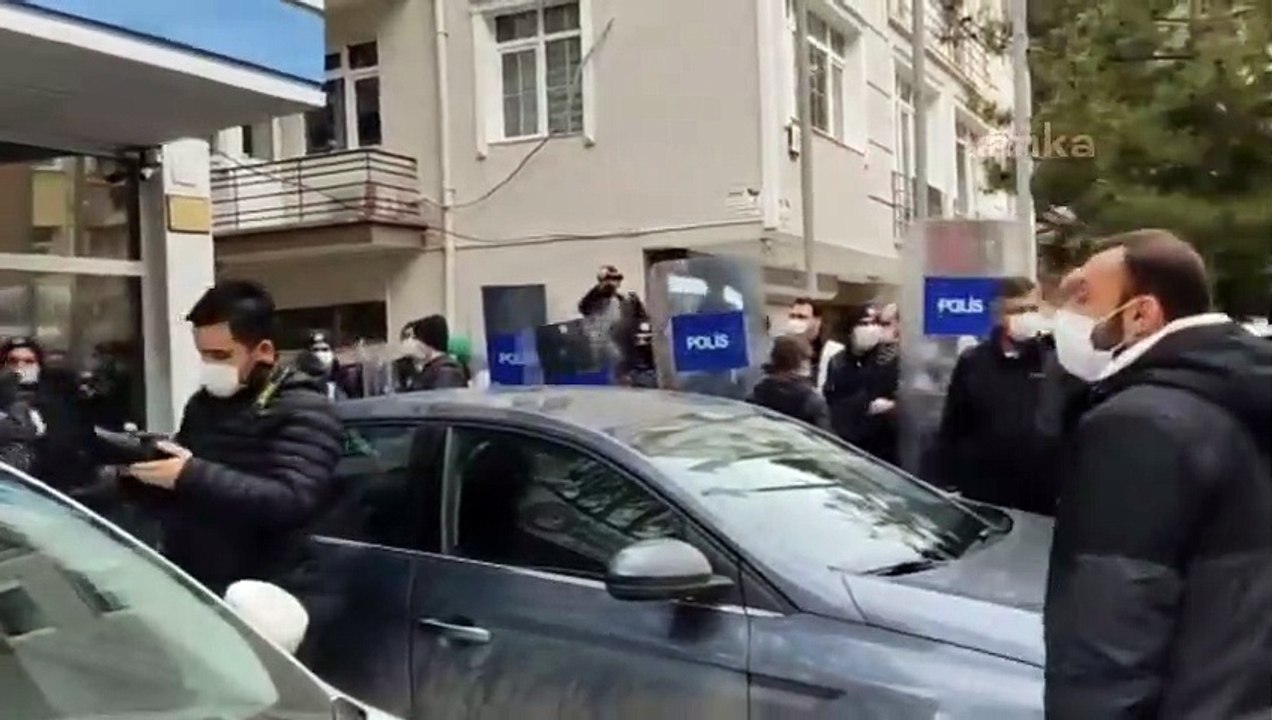 Sendikaya üye oldukları için işten atıldılar yetmedi!  Gözaltına alındılar!