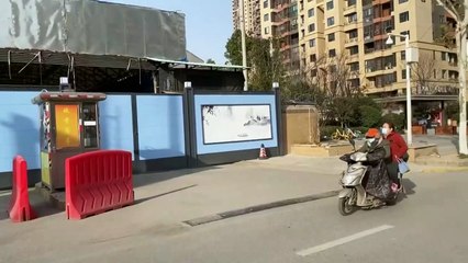 Pandemia se acelera, um ano após 1ª morte