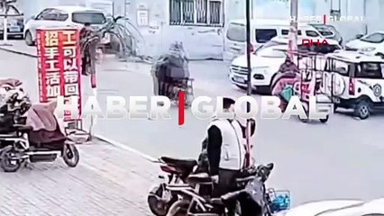 Beğeni toplamak isteyen gencin dili direğe böyle yapıştı