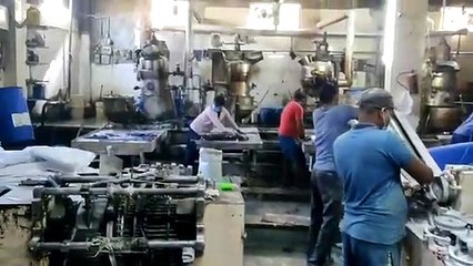 गंदगी के बीच बन रही थी बच्चों की कैंडी और लॉलीपॉप, खाद्य विभाग ने की कार्रवाई