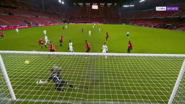 Late goals mean Lyon stay top after Rennes draw