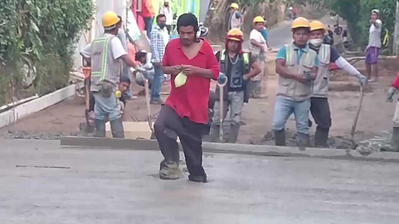 Tellement défoncé qu'il ne remarque pas qu'il marche dans du béton frais