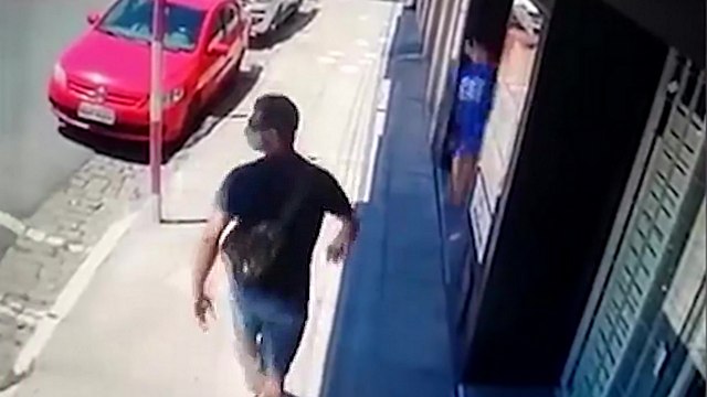 Deux hommes tournent la tête au même moment et se percutent