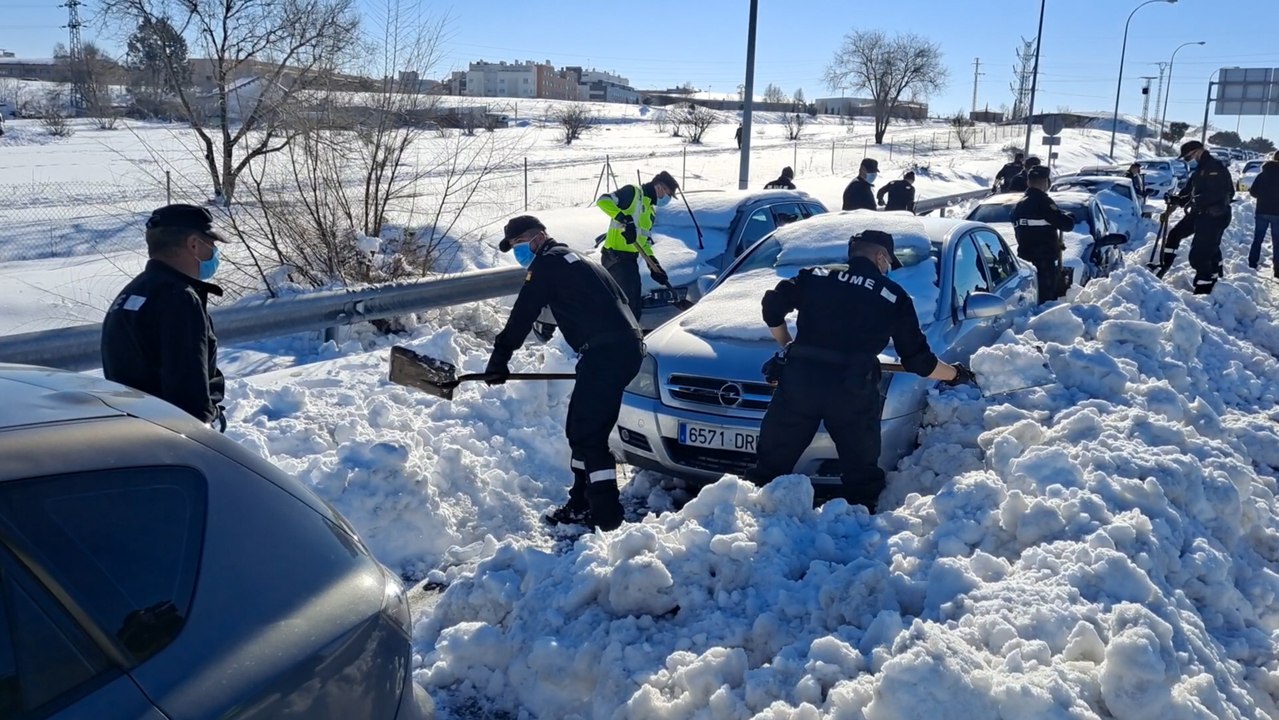 La UME trabaja sin descanso en la M40 de Madrid
