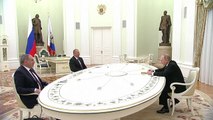 Egy asztalhoz ült az azeri és az örmény vezető, de kezet nem fogtak egymással